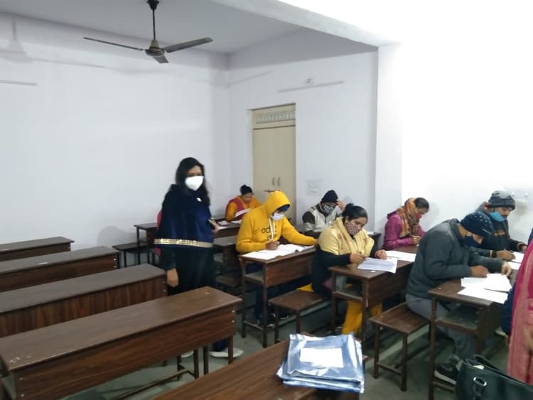 अलीगढ़ में 3353 अभ्यर्थियों ने छोड़ी UP TET, डीएम ने परीक्षा केंद्रों का लिया जायजा