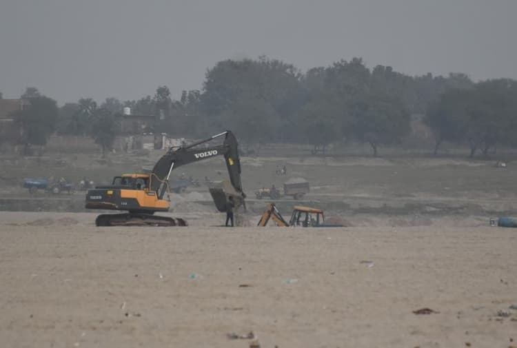 PM मोदी के संसदीय क्षेत्र वाराणसी में अवैध बालू खनन जारी, सामाजिक कार्यकर्ता ने NGT में दायर की याचिका