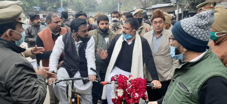 बरेली में साइकिल से नामांकन दाखिल करवाने पहुंचे सपा प्रत्याशी अताउर्रहमान, विजय पाल सिंह पहुंचे पैदल