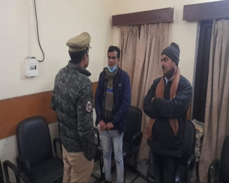 BHU में नौकरी का फर्जी नियुक्ति पत्र देकर युवक से ठगे रुपये, संयुक्त कुल सचिव ने 2 को किया पुलिस के हवाले