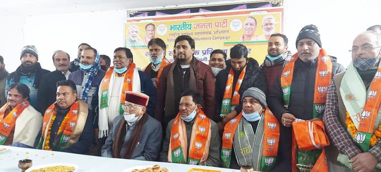 UP Election 2022: बरेली में कांग्रेस को एक और झटका, पूर्व ब्लॉक प्रमुख देवपाल सिंह चौहान बीजेपी में शामिल