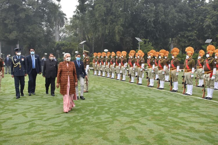 Republic Day 2022: राज्यपाल आनंदीबेन पटेल ने गणतंत्र दिवस पर किया ध्वजारोहण, ली परेड की सलामी, देखें फोटो