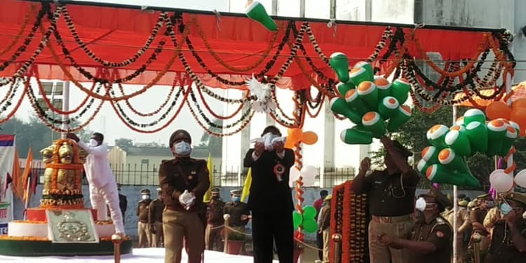 73वें गणतंत्र दिवस पर प्रशासनिक-पुलिस अधिकारियों ने भी फहराया झंडा, भारत माता की जय जयकार