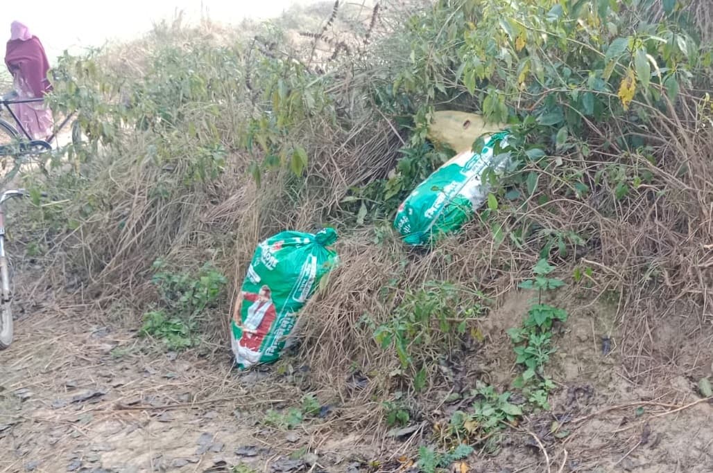 UP News: रायबरेली में शराब की बोतलें गांव में फेंक गए माफिया, प्रशासन ने लोगों से की यह अपील