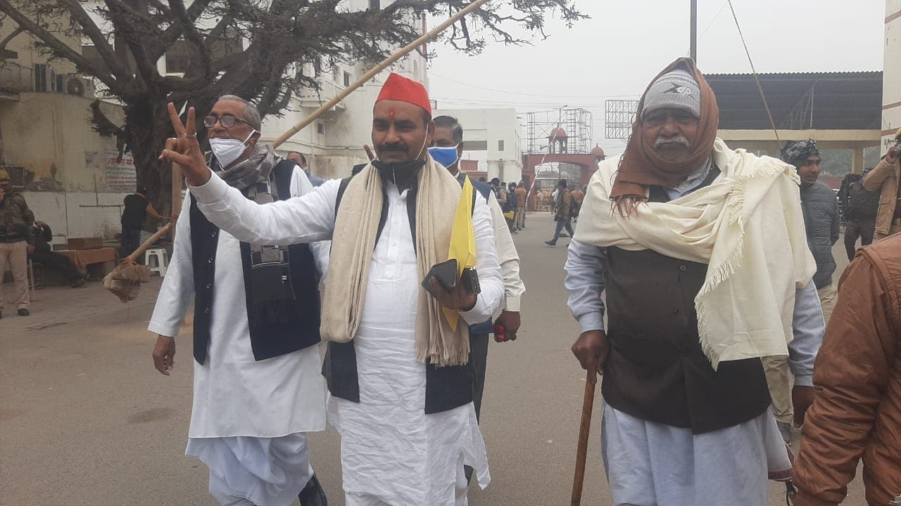 सपा प्रत्याशी चुनाव आयोग के निर्देश की उड़ा रहे धज्जियां, अब तक पांच मुकदमा हो चुका है दर्ज