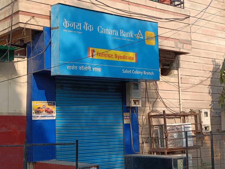 आगरा में ईट से बदमाशों से तोड़ी एटीएम, कैश निकालने में नहीं हो पाए कामयाब, जांच में जुटी पुलिस