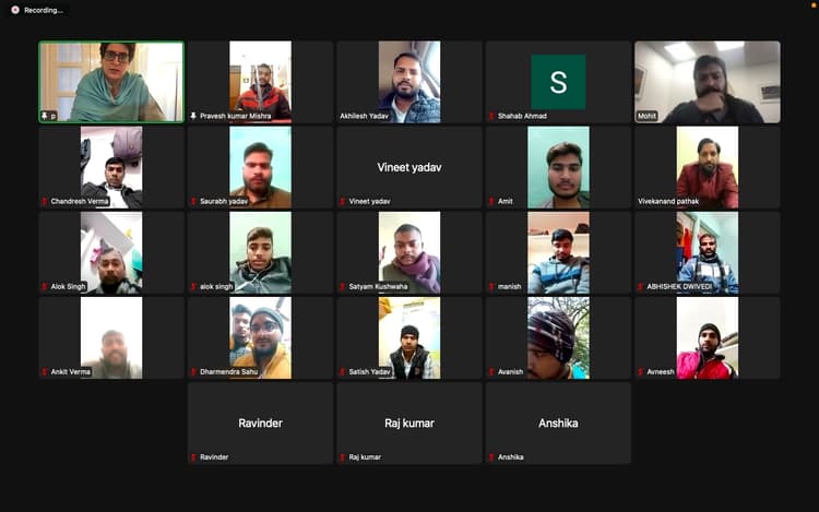 प्रियंका गांधी ने प्रयागराज में पुलिसिया दमन से पीड़ित छात्रों से की बातचीत, कहा- डरिये मत...