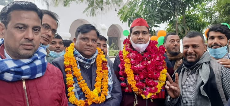 बरेली में पूर्व मंत्री शहजिल ने पत्नी संग दाखिल किया नामांकन, BJP-कांग्रेस के प्रत्याशी पहुंचे कलेक्ट्रेट