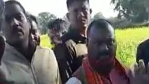 UP Election 2022: डिप्टी CM का प्रचार करने पहुंचे MLC का लोगों ने किया विरोध, गांव में घुसने से भी रोका