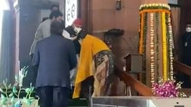 UP Chunav 2022: स्मृति ईरानी ने छुए मुलायम सिंह यादव के पैर, वीडियो वायरल, क्या संदेश देना चाहती है BJP?