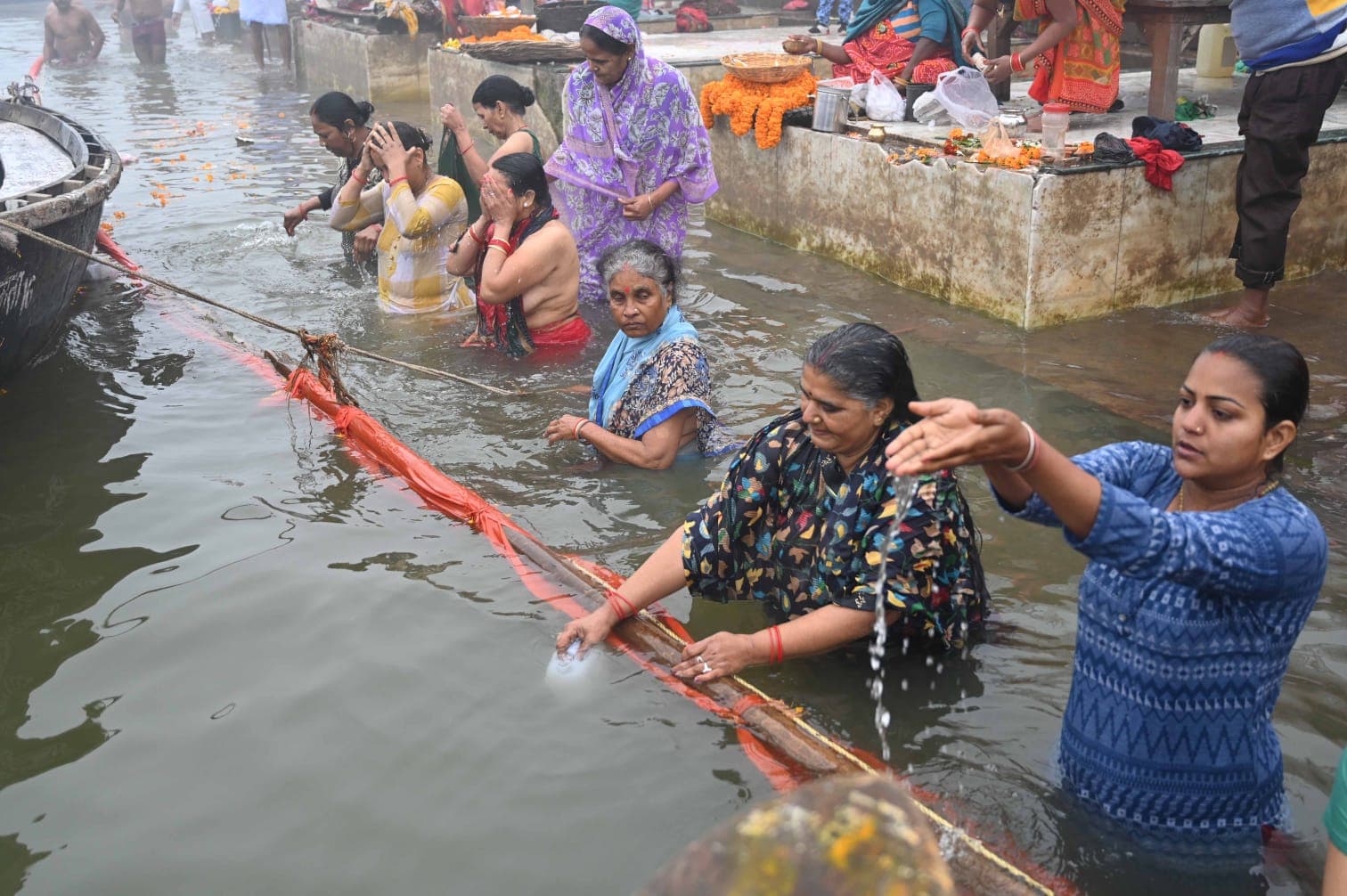 वाराणसी में मौनी अमावस्या के दिन श्रद्धालुओं ने लगायी आस्था की डूबकी, सुरक्षा के कड़े इंतजाम