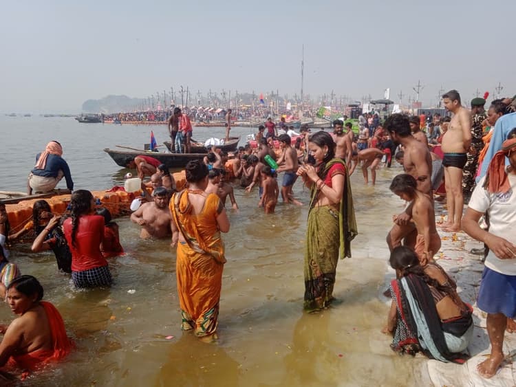मौनी अमावस्या पर लाखों श्रद्धालुओं ने लगाई संगम में डुबकी, देखें PHOTOS