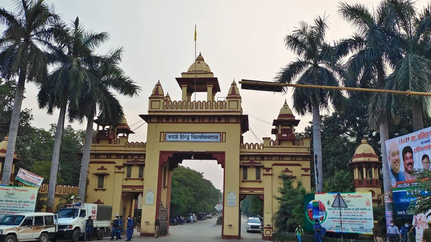 Varanasi News: रेजिडेंट डॉक्टर ने शादी का झांसी देकर छात्रा से किया दुष्कर्म, पुलिस पर भी लगे गंभीर आरोप