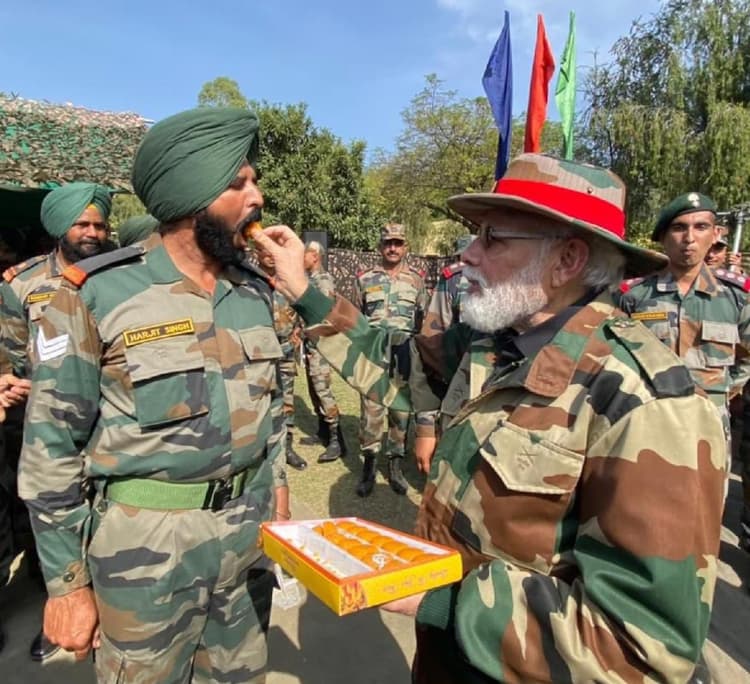 पीएम मोदी ने नौशेरा में पहनी थी सेना की वर्दी, अब इलाहाबाद जिला जज की कोर्ट ने PMO को भेजा नोटिस