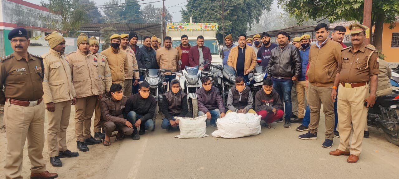 गोरखपुर में पुलिस ने पिकअप लूट के बदमाशों को किया गिरफ्तार, चोरी किया सामान भी बरामद