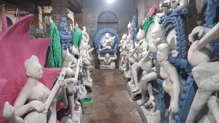 सरस्वती पूजा की तैयारी कर रहे मूर्तिकारों पर इस साल भी कोरोना की पड़ रही मार, नहीं मिल रहे खरीदार