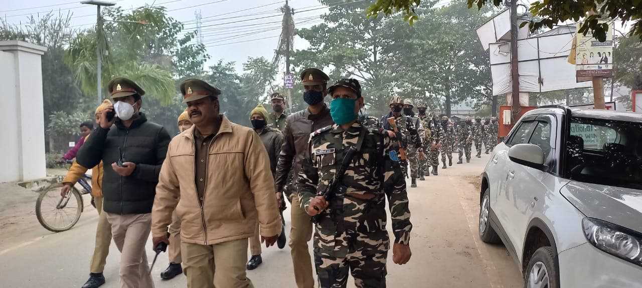 यूपी विधानसभा चुनाव को लेकर पुलिस ने निकाला फ्लैग मार्च, उत्पात मचाने वालों को किया आगाह