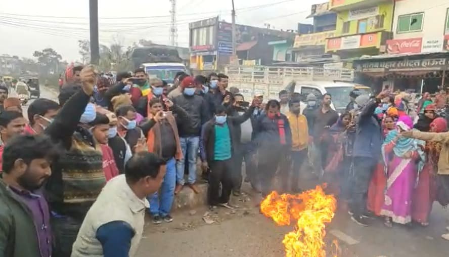 UP Election 2022: संजय निषाद के बेटे श्रवण का चौरी चौरा में लोगों ने किया विरोध, फूंका पुतला