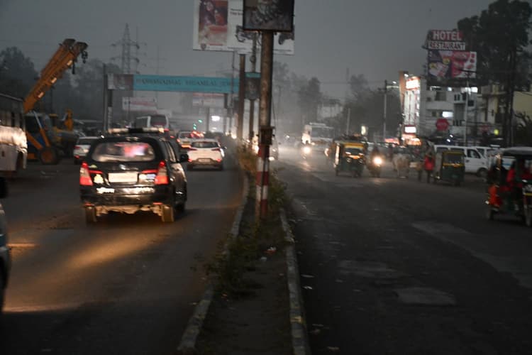 बरेली में बूंदाबांदी के बीच दिन में हुई रात, ठंडी हवाओं ने बढ़ाई शीतलहर