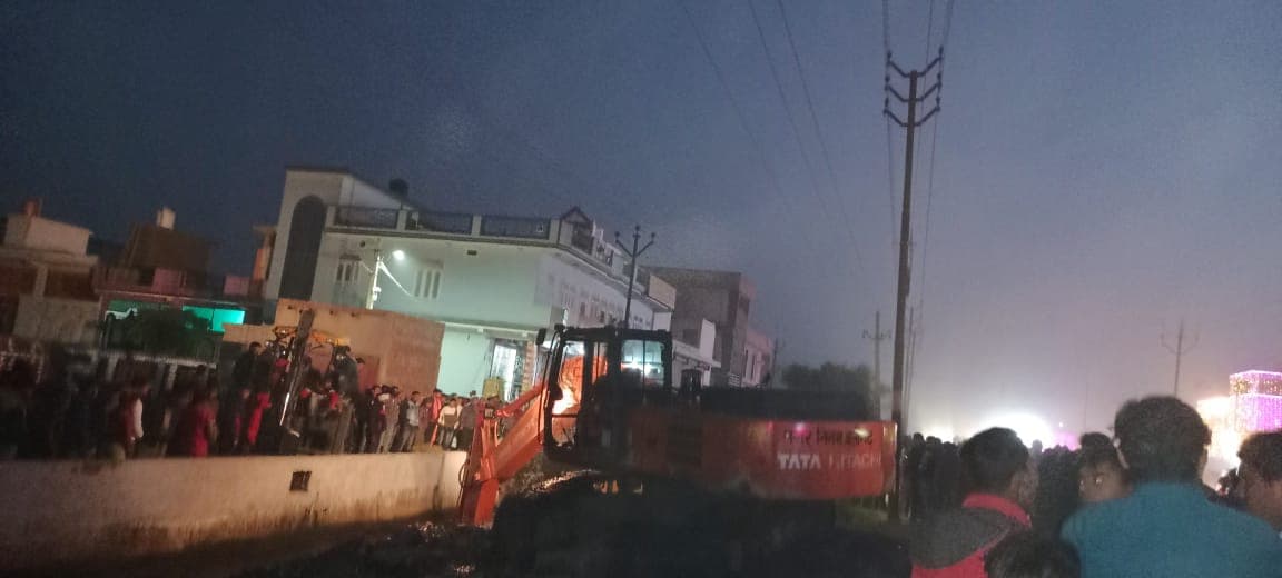 Aligarh News: पतंग लूटने के दौरान नाले में गिरा बच्चा, सर्च ऑपरेशन जारी