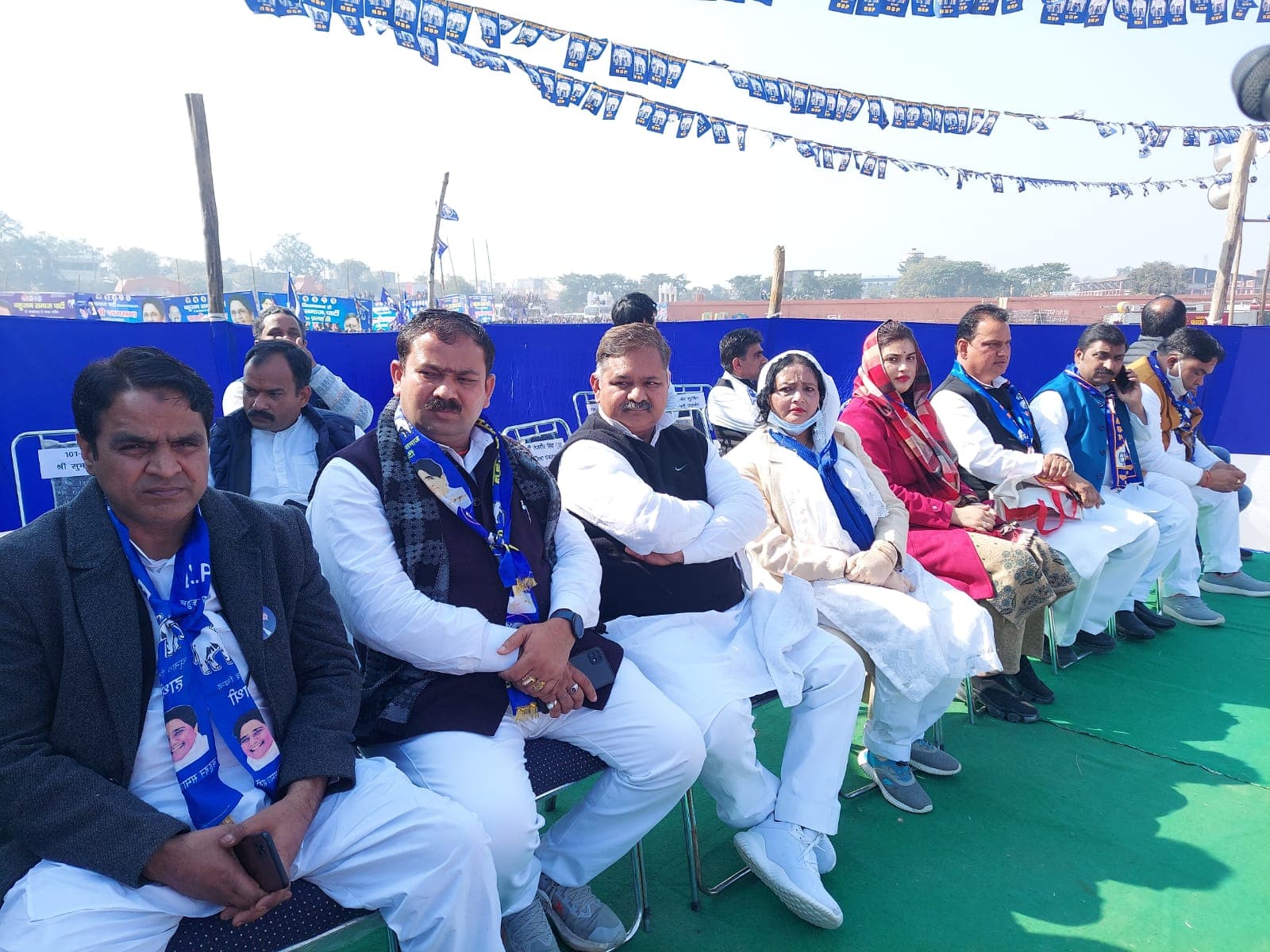 BSP प्रत्याशियों को दूसरे मंच पर बिठाया, एक भी प्रत्याशी का नहीं लिया नाम, ऐसे मांगे मायावती ने वोट