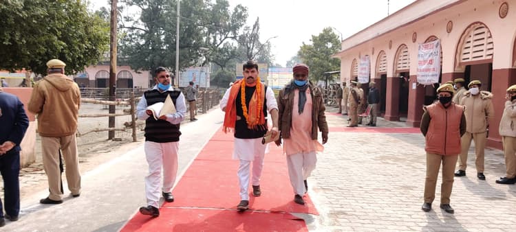 UP Chunav 2022: देवरिया सदर से शलभ मणि त्रिपाठी ने किया नामांकन, सफाई कर्मी और रिक्शा चालक बने प्रस्तावक