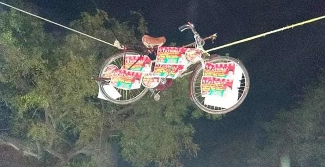 UP Election 2022: एटा में SP प्रत्याशियों ने साइकिल को हवा में लटकाकर किया प्रचार-प्रसार, मुकदमा दर्ज