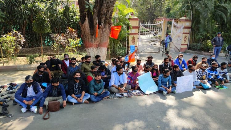 BHU के छात्रों ने काली पट्टी बांधकर किया प्रदर्शन, कहा- जब तक नहीं खुलेंगे क्लासेज, तब तक चलेगा आंदोलन