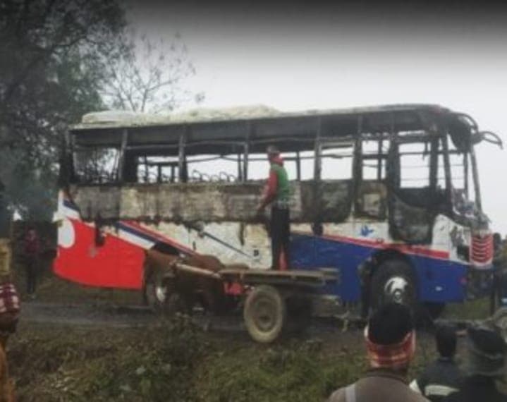 बरेली में डग्गामार बस की टक्कर से बाइक सवार की मौत, गुस्साई भीड़ ने बस को किया आग के हवाले