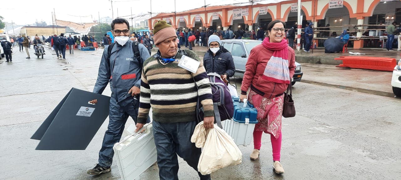 UP Election: अलीगढ़ के 3134 बूथों पर पहुंचीं पोलिंग पार्टियां, वोट देने से पहले जान ले ये जरुरी बातें