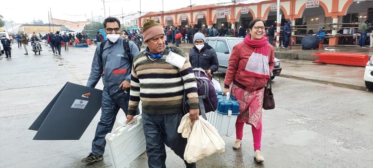 UP Election: अलीगढ़ के 3134 बूथों पर पहुंचीं पोलिंग पार्टियां, वोट देने से पहले जान ले ये जरुरी बातें