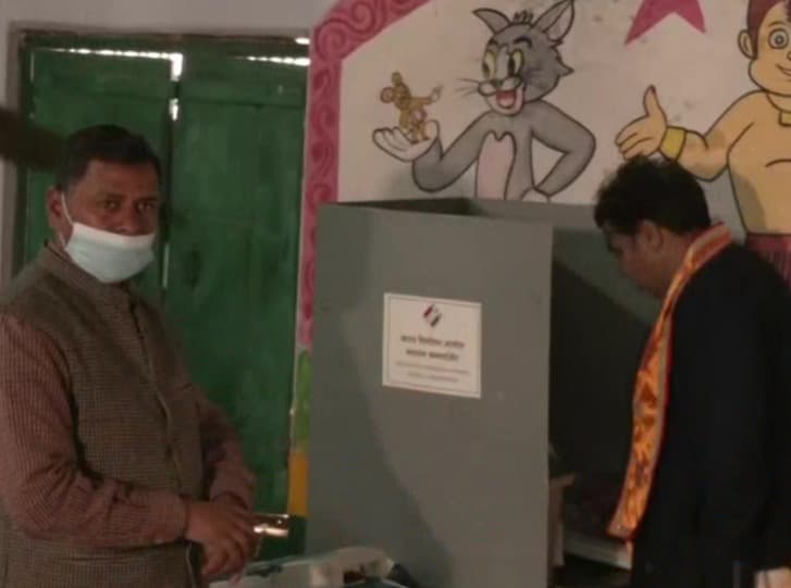 UP Chunav 2022: ऊर्जा मंत्री श्रीकांत शर्मा ने डाला वोट, कहा- यह चुनाव विकास और सुरक्षा से जुड़ा हुआ है