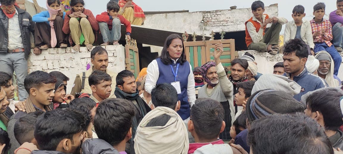 आगरा : मेहरा नाहरगंज के ग्रामीणों ने किया चुनाव बहिष्कार, कहा- पुल नहीं तो वोट नहीं