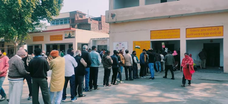 UP Election 2022: ईवीएम में लॉक हुआ अलीगढ़ के 60 प्रत्याशियों का लक, हुआ 61.37 प्रतिशत मतदान