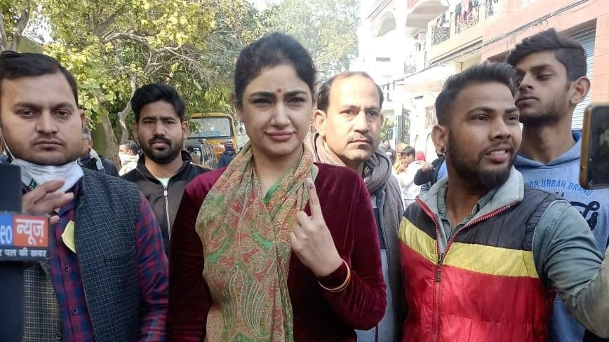 क्या मतलब था मेरे पति पर इतनी लाठियां बरसाने का... जयंत सिंह की पत्नी चारु चौधरी का वीडियो वायरल