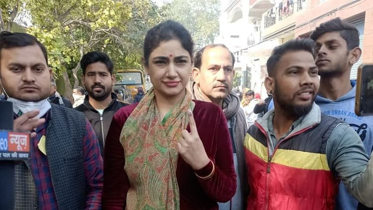 क्या मतलब था मेरे पति पर इतनी लाठियां बरसाने का... जयंत सिंह की पत्नी चारु चौधरी का वीडियो वायरल