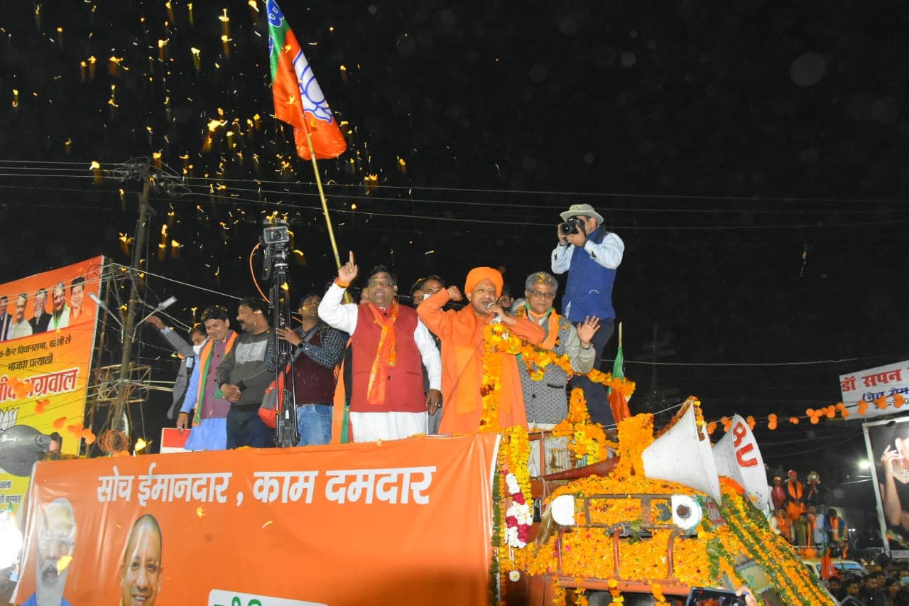 CM योगी ने भरी हुंकार, दो करोड़ युवाओं को रोजगार देने का किया वायदा, कहा- अब एक साथ चलेगा विकास और बुलडोजर