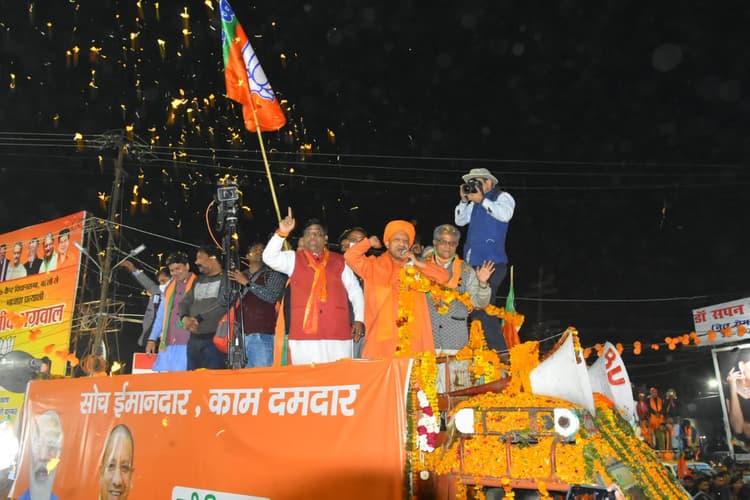 CM योगी ने भरी हुंकार, दो करोड़ युवाओं को रोजगार देने का किया वायदा, कहा- अब एक साथ चलेगा विकास और बुलडोजर