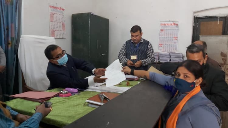 UP Election 2022: नंद गोपाल नंदी ने अपनी पत्नी अभिलाषा को बताया लकी, कही ये बात