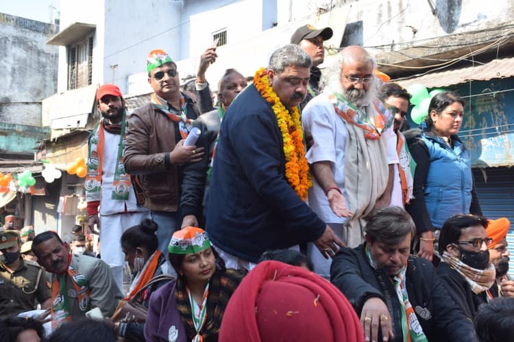 बरेली में बैलगाड़ी से कांग्रेस नेता आचार्य प्रमोद कृष्णम का रोड शो, बोले- देश के लिए कांग्रेस बहुत जरूरी