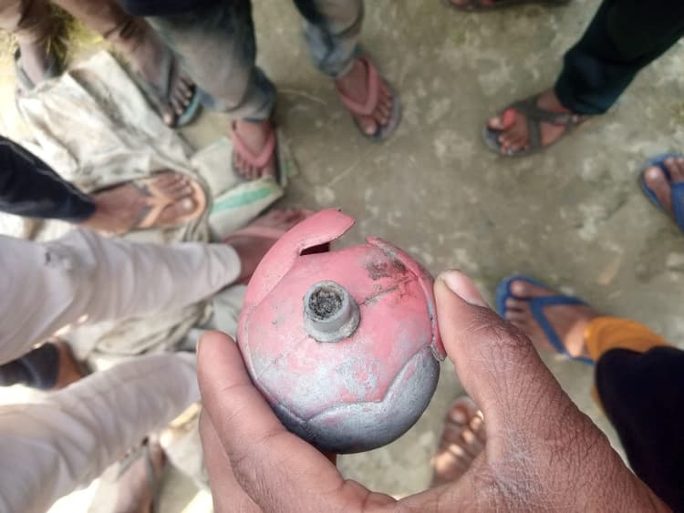 Kushinagar News: कुशीनगर में अचानक खेत में विस्फोट होने से ग्रामीणों में दहशत, हैंड ग्रेनेड बरामद