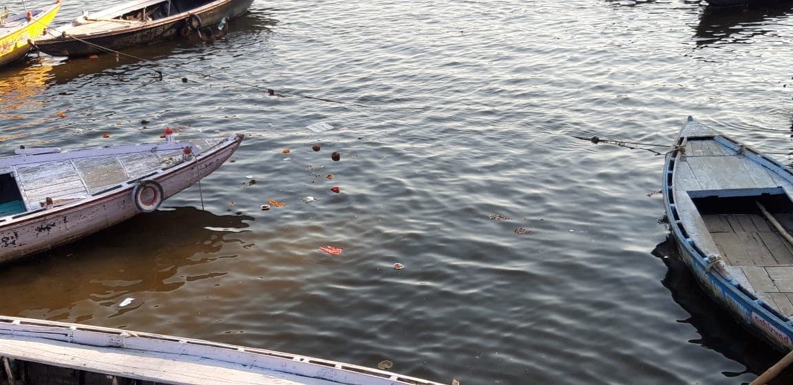 सीवेज के गंदे पानी से प्रदूषित हो रही मां गंगा, सरकार की ओर सफाई के सभी अभियान फेल