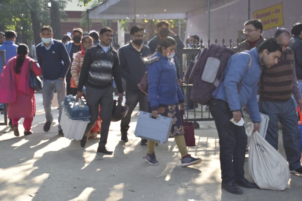 UP Election 2022: बरेली में मतदान को लेकर पोलिंग पार्टियां रवाना, आयोग ने दी ये हिदायत