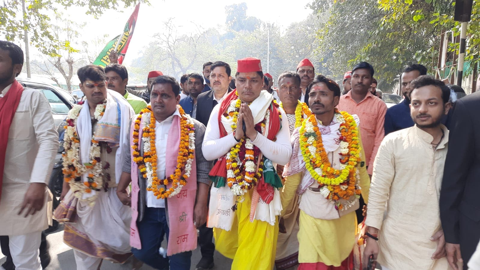 Varanasi News: महंत के गेटअप में नामांकन करने पहुंचे किशन दीक्षित, नीलकंठ तिवारी को देंगे कड़ी टक्कर?