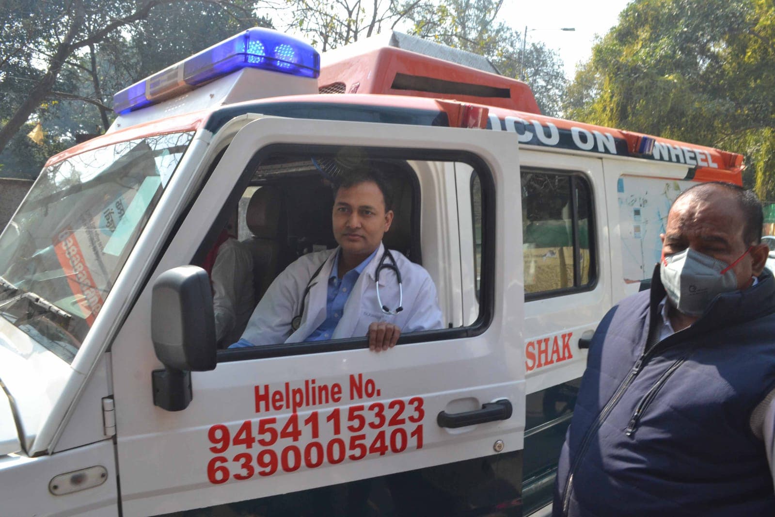 Varanasi News: एंबुलेंस से नामांकन करने पहुंचे AAP प्रत्याशी आशीष जायसवाल, जानें वजह