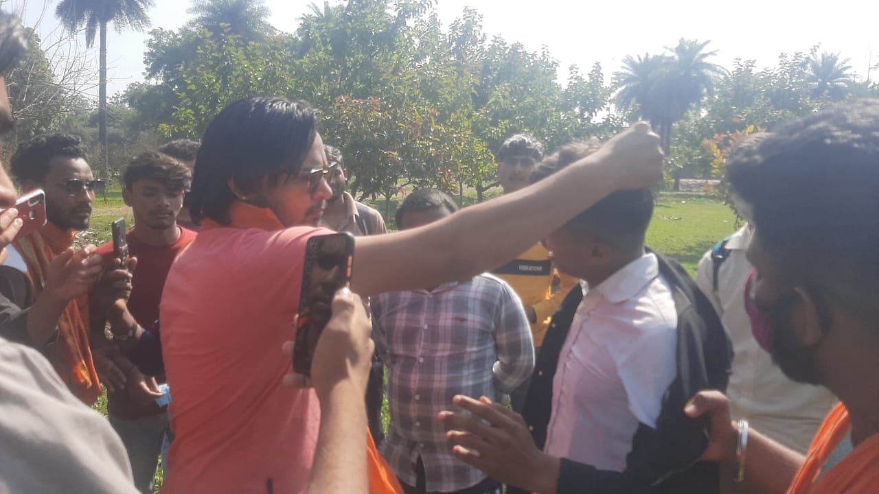 Agra News: वैलेंटाइन डे पर बजरंग दल कार्यकर्ताओं ने प्रेमी युगलों से की मारपीट, 13 फरवरी को दी थी चेतावनी