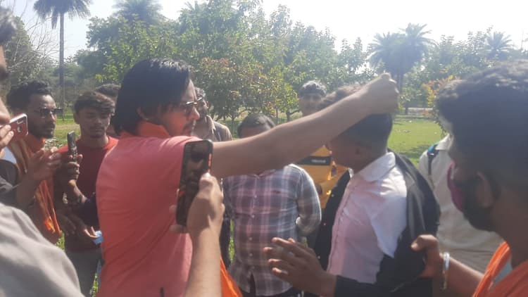 Agra News: वैलेंटाइन डे पर बजरंग दल कार्यकर्ताओं ने प्रेमी युगलों से की मारपीट, 13 फरवरी को दी थी चेतावनी