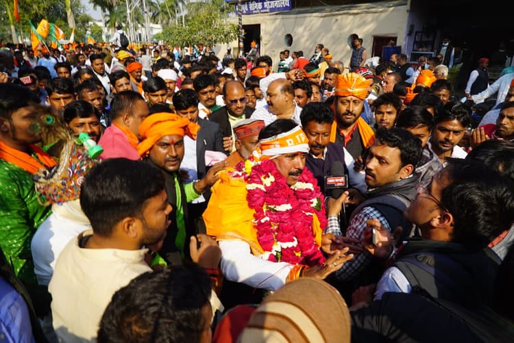 UP Election 2022: अनिल राजभर के पास एक करोड़ रुपये से अधिक की संपत्ति, इस्तेमाल करते हैं इतने लाख का फोन