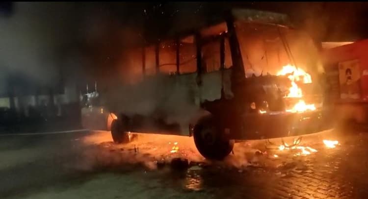 Mathura News : रोडवेज बस में लगी आग, एक यात्री की जलकर मौत