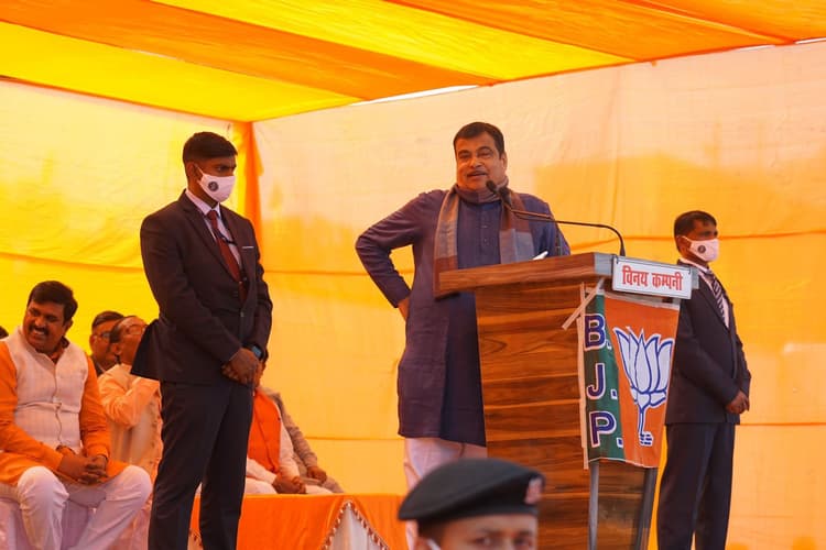 नितिन गडकरी ने पानी पर उतरने वाले जहाज से आने का वादा तोड़ा, जनता से यूपी के सीएम को लेकर रही ये बात